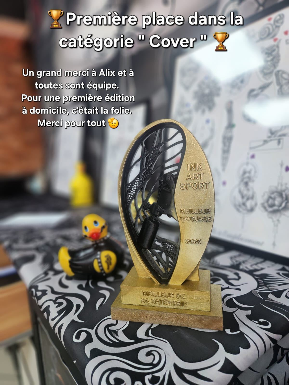 Trophée doré Ink Art Sport 2026, meilleur tatouage de sa catégorie, posé au studio Black Chick Tattoo