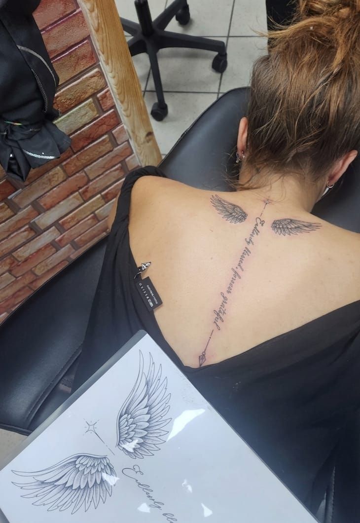 Tatouage pointillisme dot work réalisation 4 — Black Chick Tattoo Tours-en-Savoie