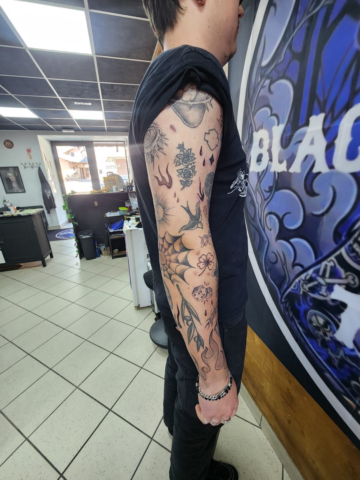 Tatouage pointillisme dot work réalisation 9 — Black Chick Tattoo Tours-en-Savoie