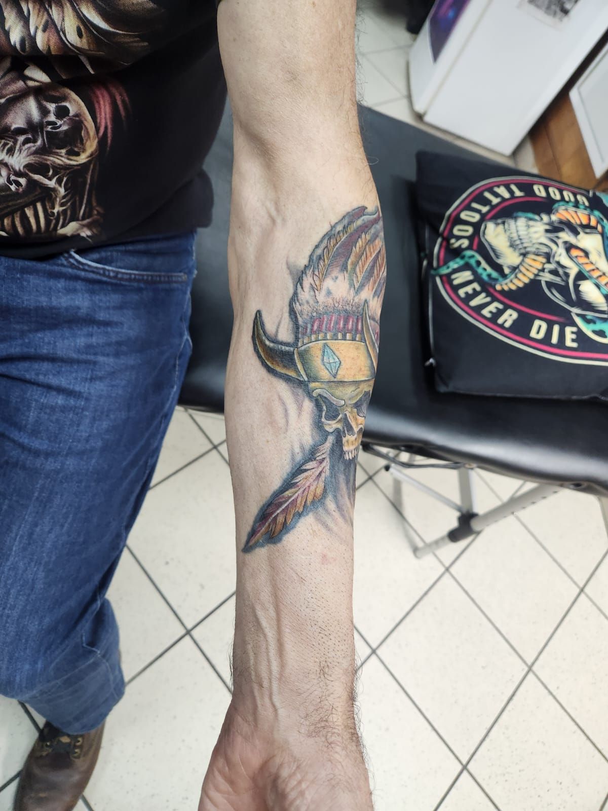 Tatouage pointillisme dot work réalisation 17 — Black Chick Tattoo Tours-en-Savoie