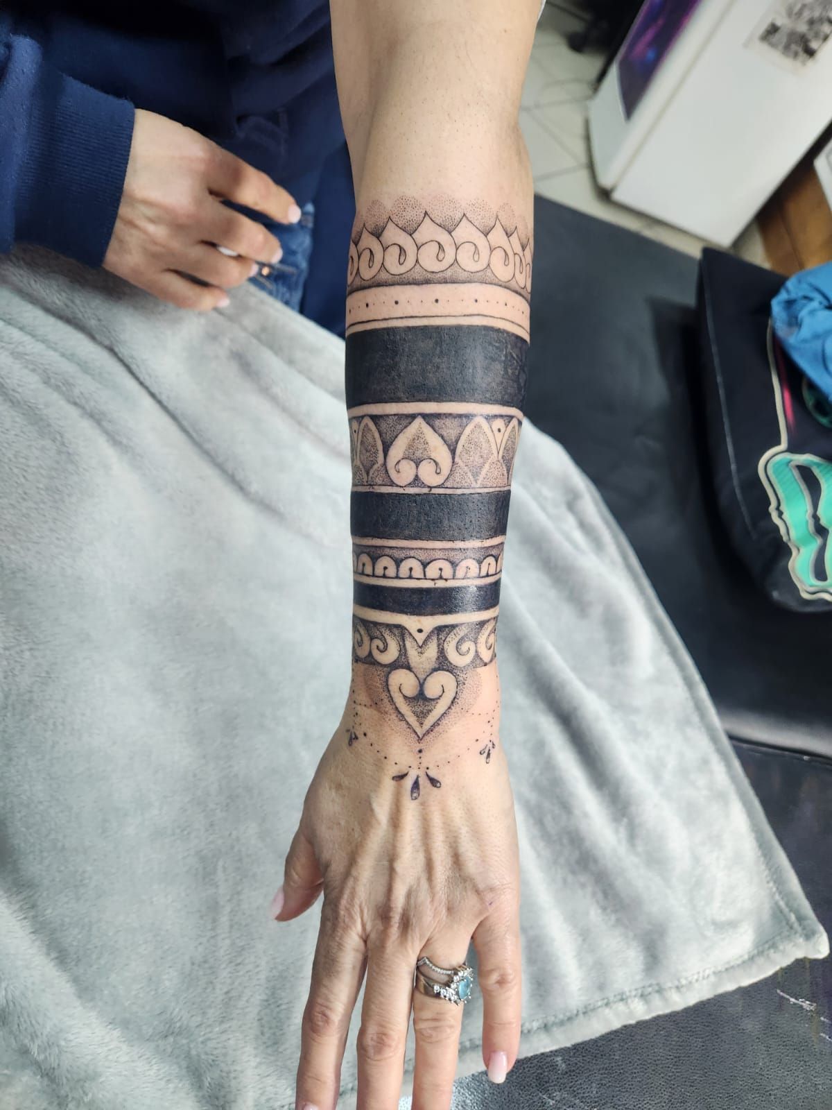Tatouage pointillisme dot work réalisation 19 — Black Chick Tattoo Tours-en-Savoie