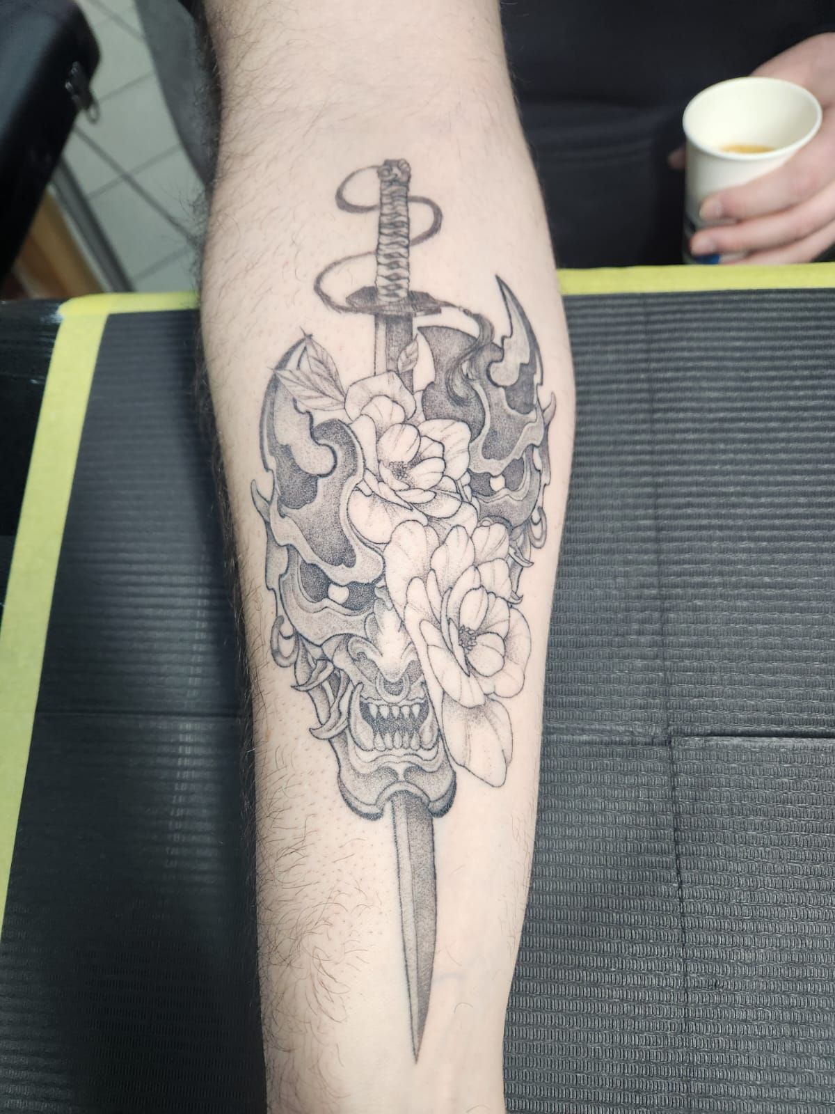 Tatouage pointillisme dot work réalisation 22 — Black Chick Tattoo Tours-en-Savoie