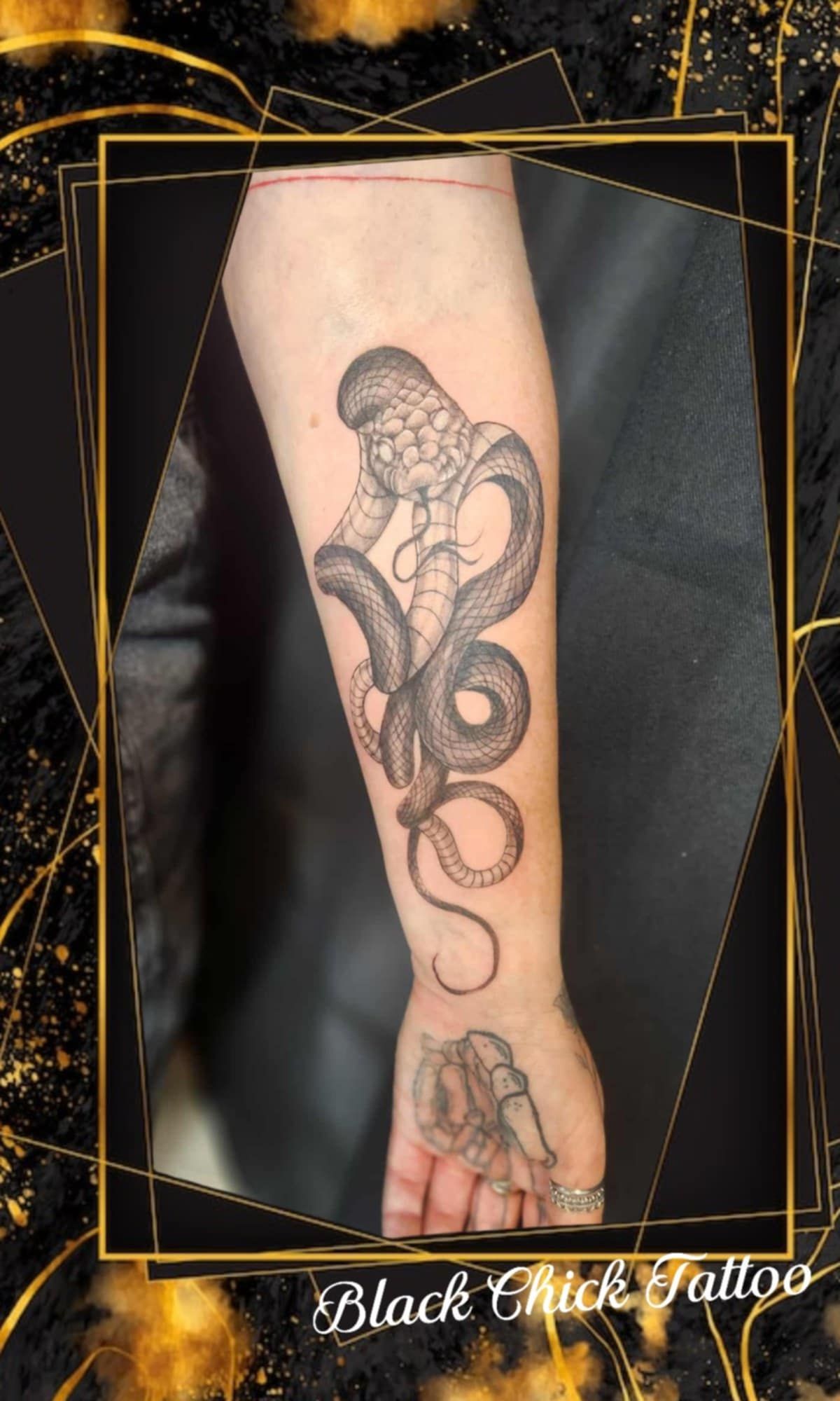 Tatouage pointillisme dot work réalisation 31 — Black Chick Tattoo Tours-en-Savoie