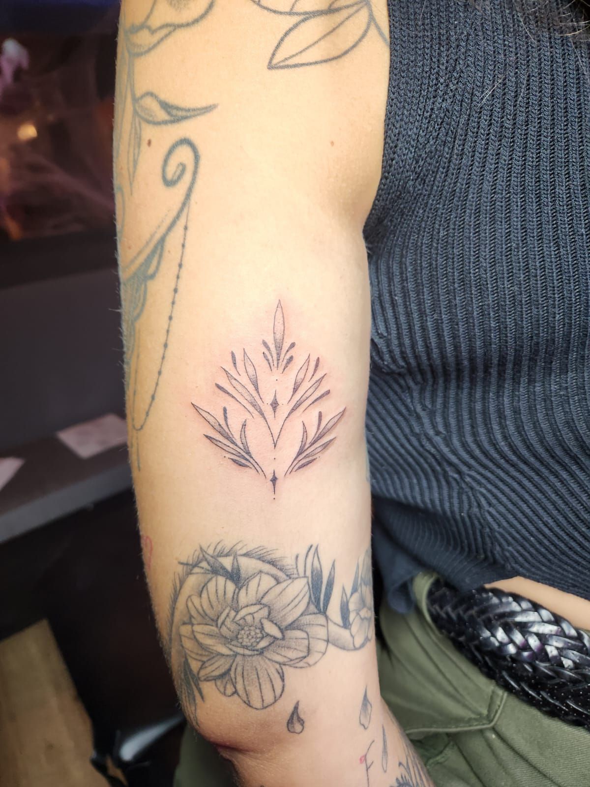Tatouage pointillisme dot work réalisation 40 — Black Chick Tattoo Tours-en-Savoie