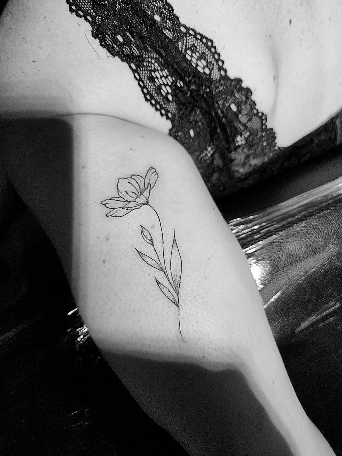 Tatouage pointillisme dot work réalisation 42 — Black Chick Tattoo Tours-en-Savoie