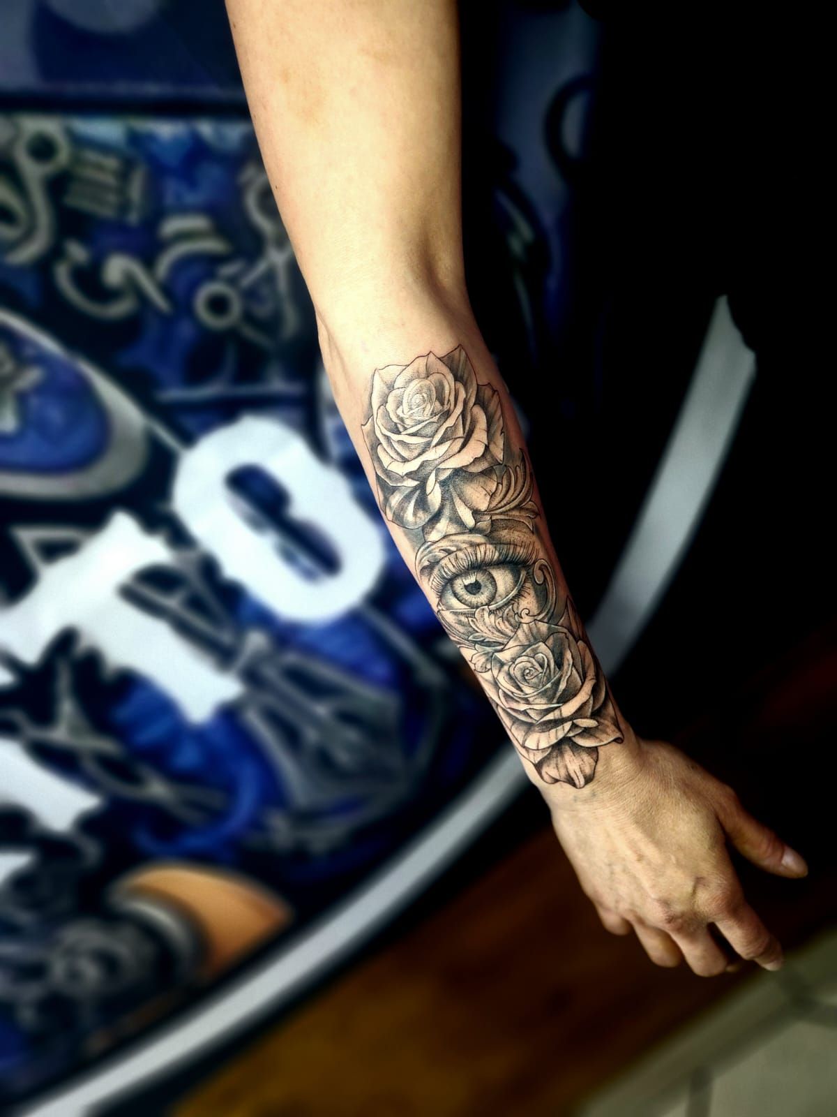 Tatouage pointillisme dot work réalisation nº45 — Black Chick Tattoo, studio de Tours-en-Savoie