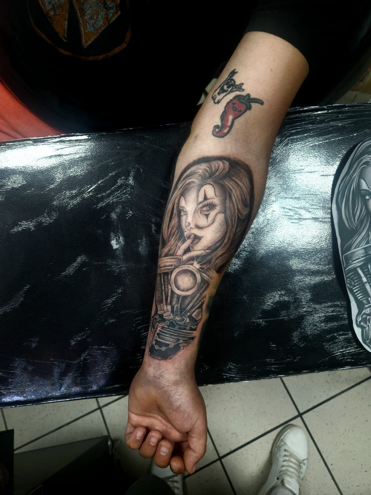 Tatouage pointillisme dot work réalisation nº46 — Black Chick Tattoo, studio de Tours-en-Savoie