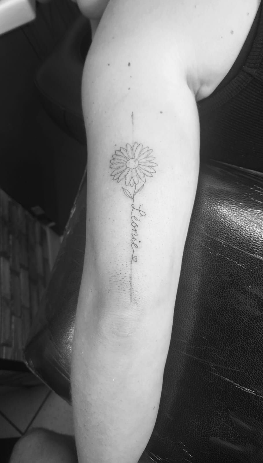 Tatouage pointillisme dot work réalisation nº47 — Black Chick Tattoo, studio de Tours-en-Savoie