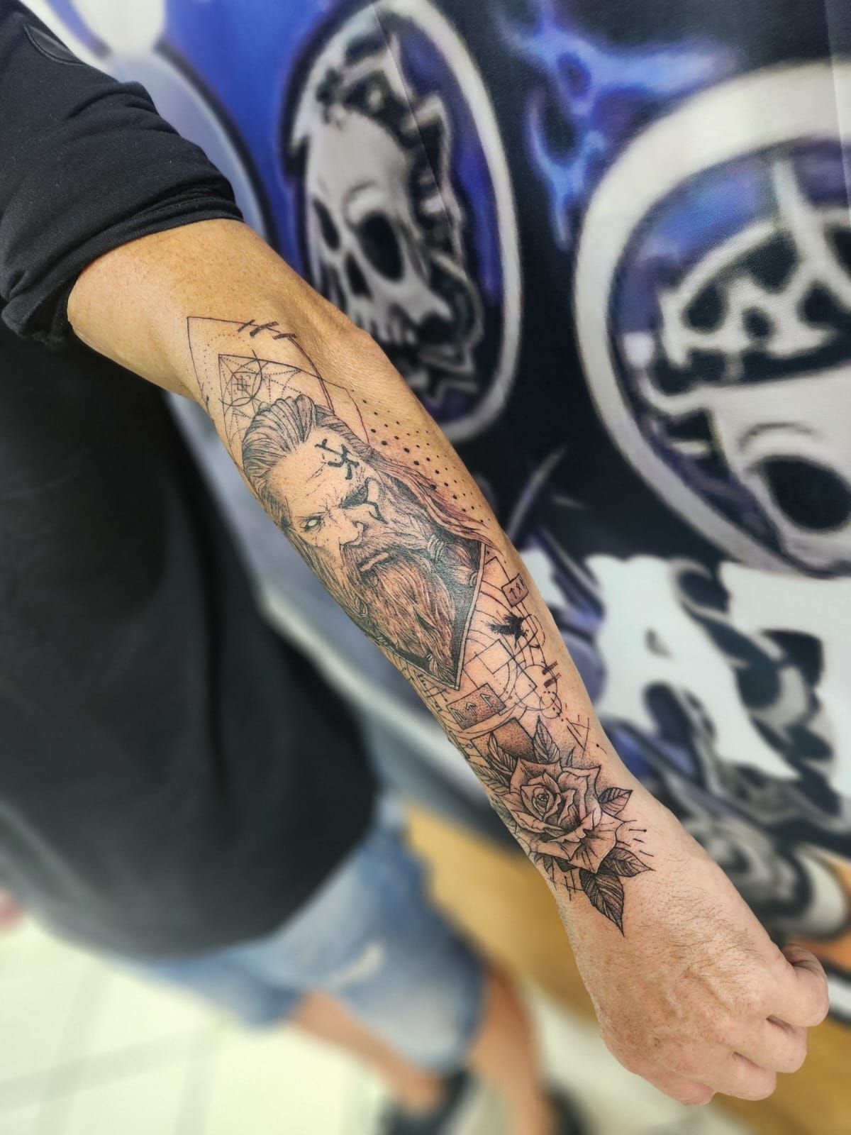 Tatouage pointillisme dot work réalisation nº51 — Black Chick Tattoo, studio de Tours-en-Savoie