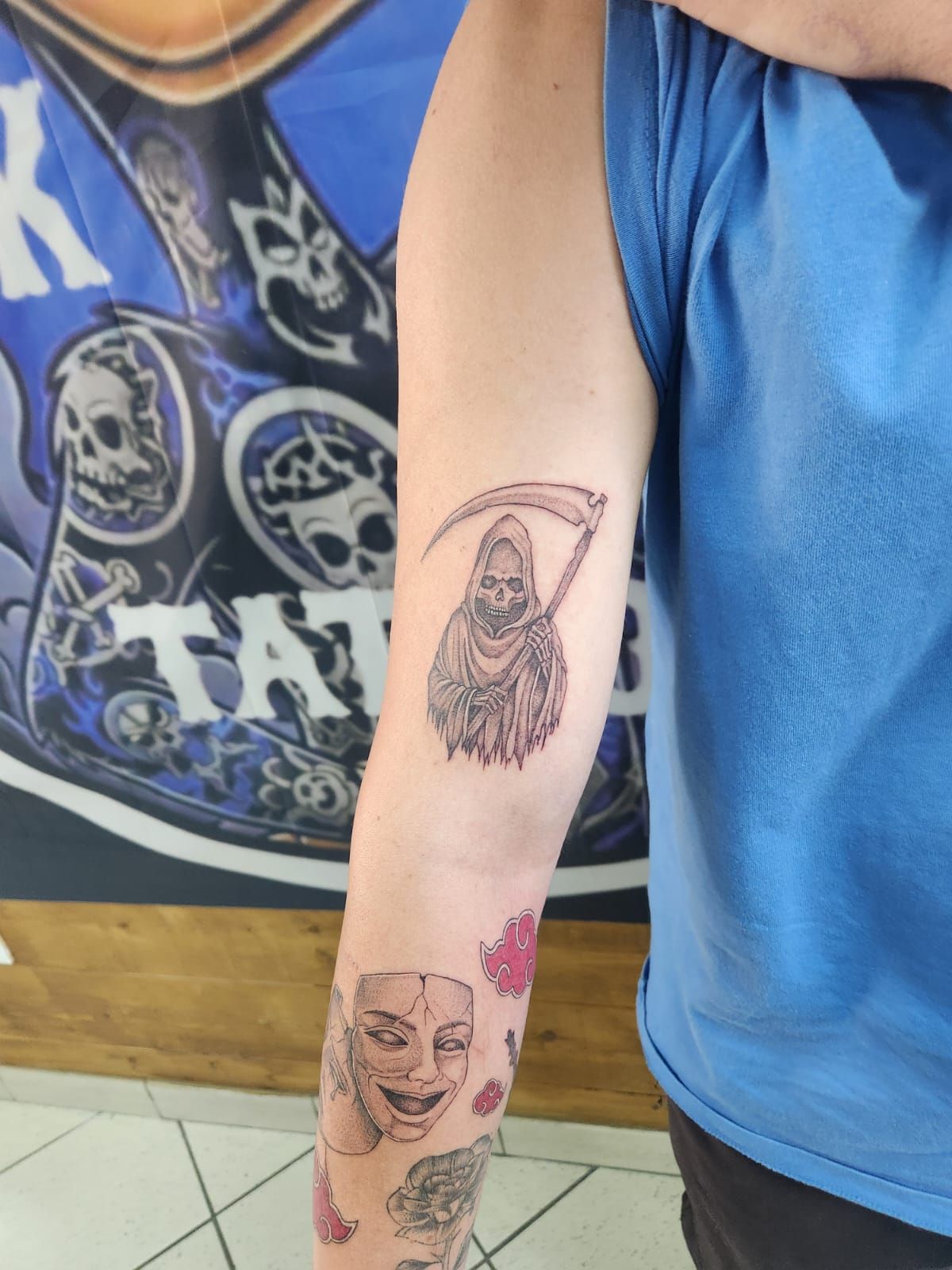 Tatouage pointillisme dot work réalisation nº59 — Black Chick Tattoo, studio de Tours-en-Savoie