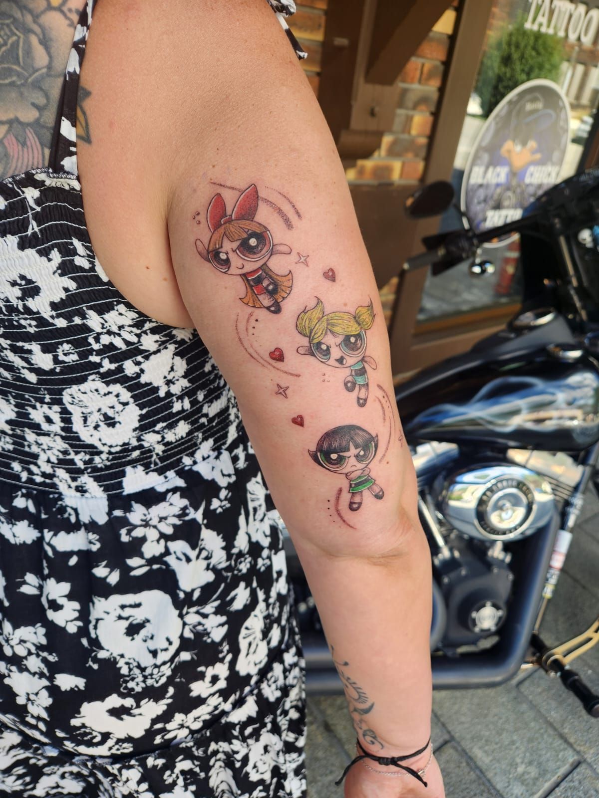 Tatouage pointillisme dot work réalisation nº63 — Black Chick Tattoo, studio de Tours-en-Savoie