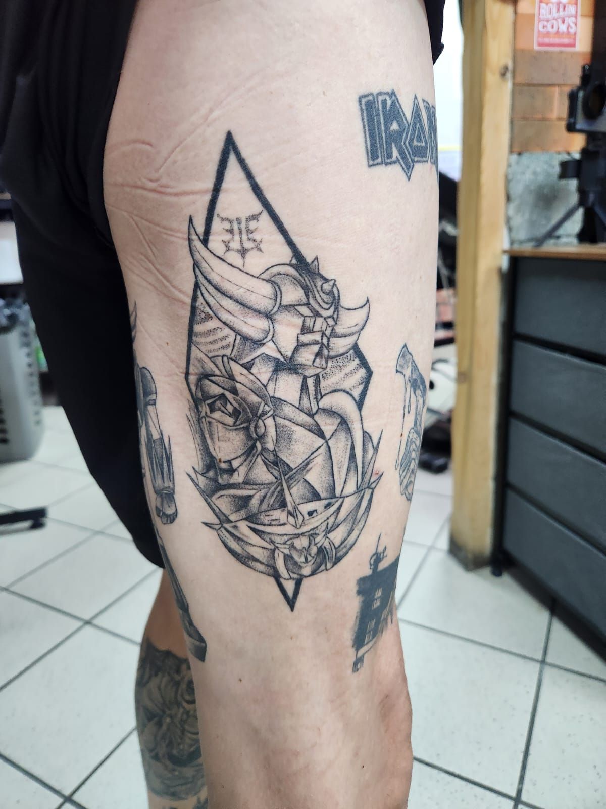 Tatouage pointillisme dot work réalisation nº65 — Black Chick Tattoo, studio de Tours-en-Savoie