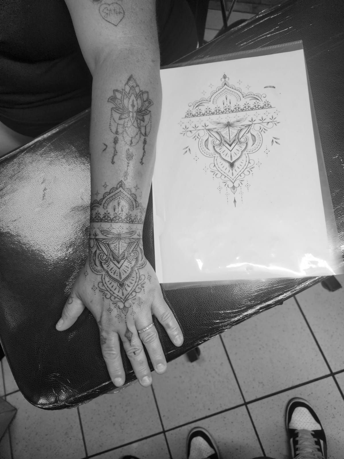 Tatouage pointillisme dot work réalisation nº66 — Black Chick Tattoo, studio de Tours-en-Savoie