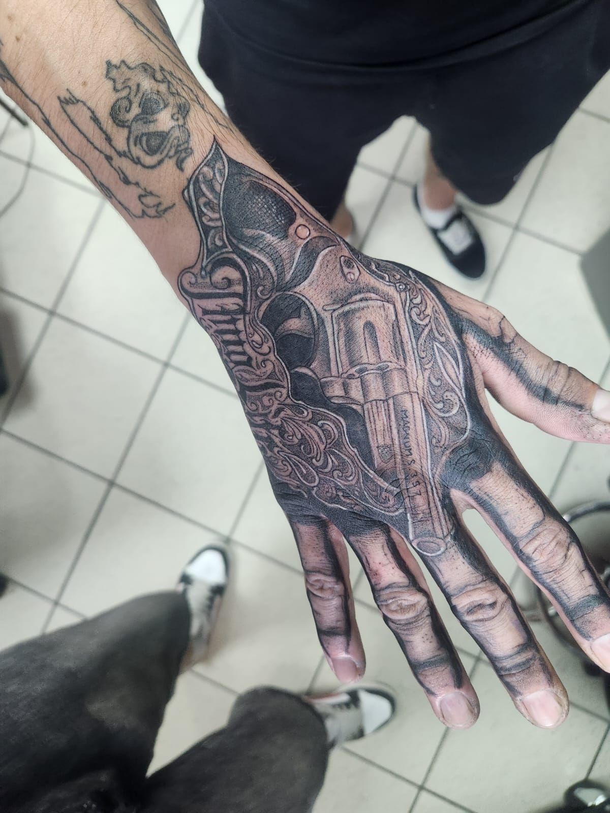 Tatouage pointillisme dot work réalisation nº67 — Black Chick Tattoo, studio de Tours-en-Savoie