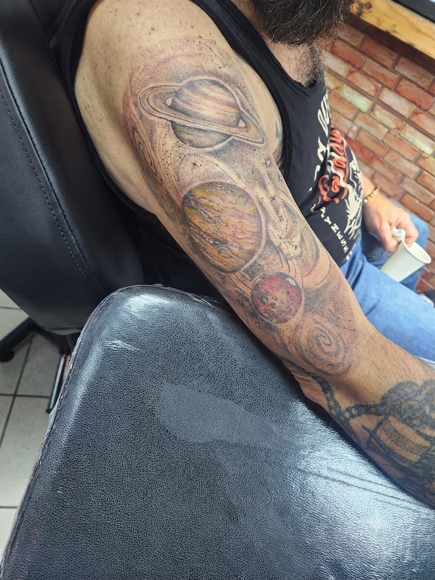Tatouage pointillisme dot work réalisation nº70 — Black Chick Tattoo, studio de Tours-en-Savoie