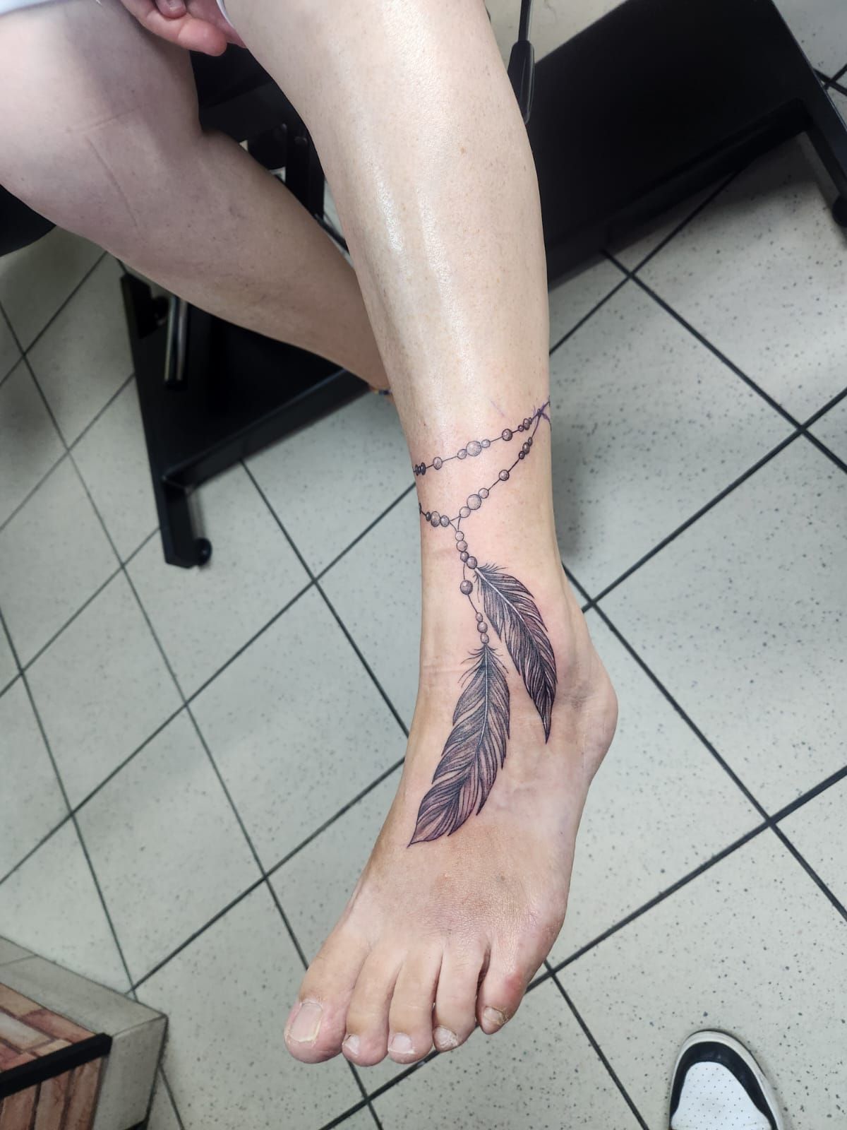 Tatouage pointillisme dot work réalisation nº71 — Black Chick Tattoo, studio de Tours-en-Savoie