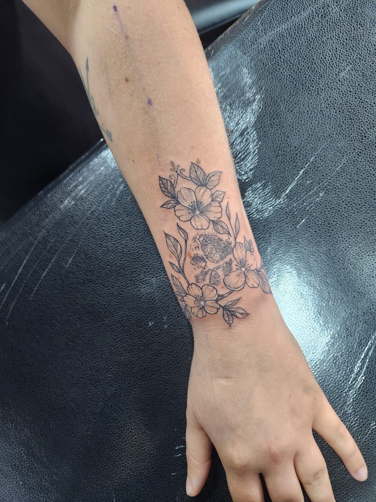 Tatouage pointillisme dot work réalisation nº74 — Black Chick Tattoo, studio de Tours-en-Savoie