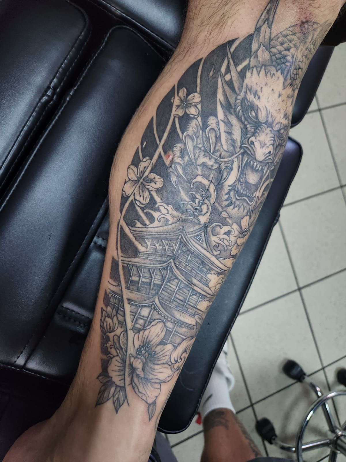 Tatouage pointillisme dot work réalisation nº75 — Black Chick Tattoo, studio de Tours-en-Savoie