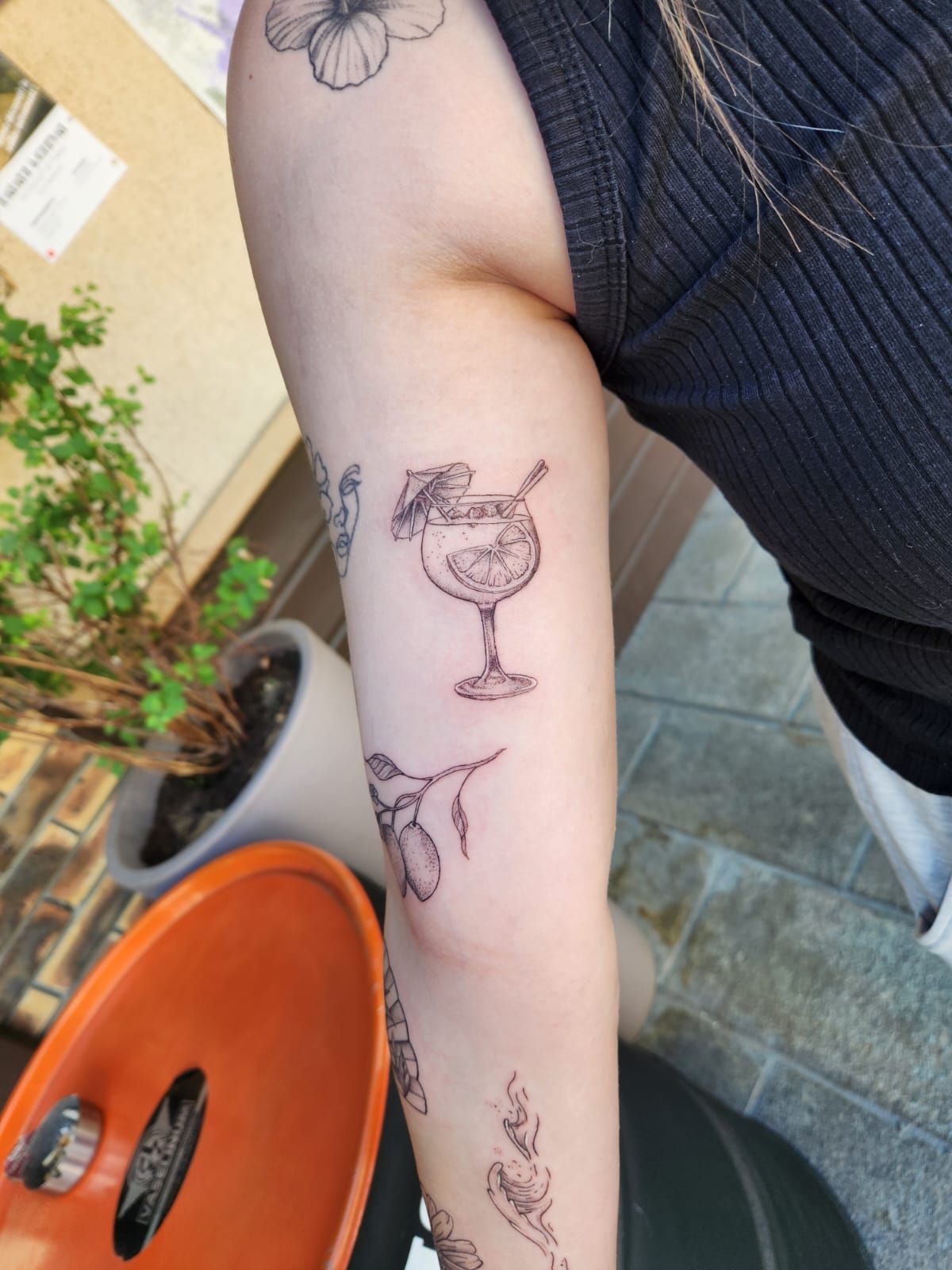 Tatouage pointillisme dot work réalisation nº76 — Black Chick Tattoo, studio de Tours-en-Savoie