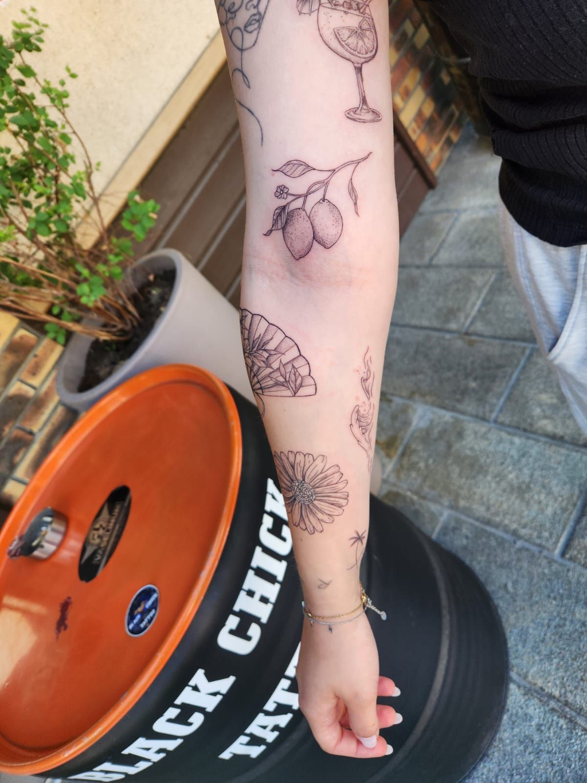 Tatouage pointillisme dot work réalisation nº77 — Black Chick Tattoo, studio de Tours-en-Savoie
