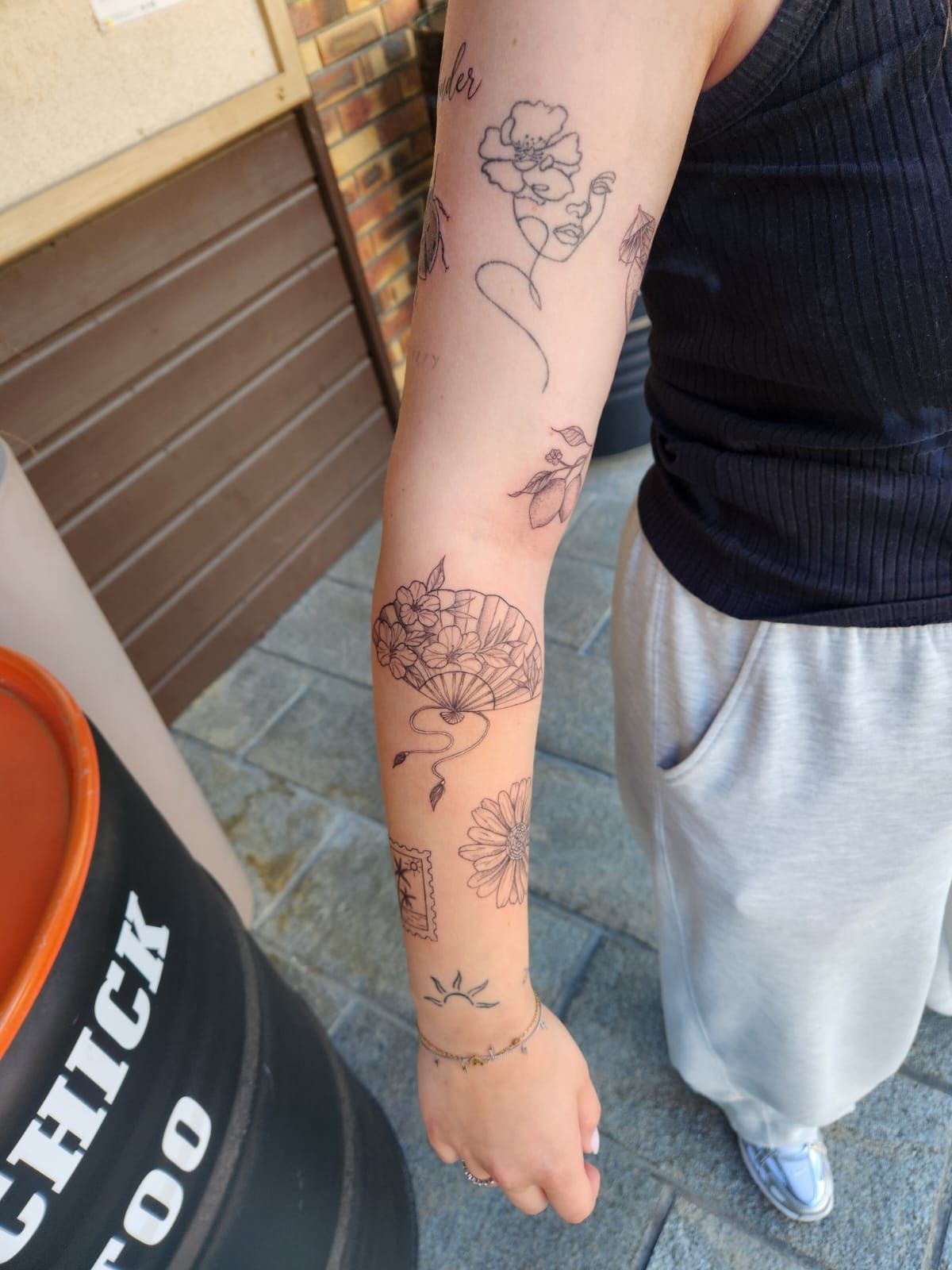 Tatouage pointillisme dot work réalisation nº78 — Black Chick Tattoo, studio de Tours-en-Savoie