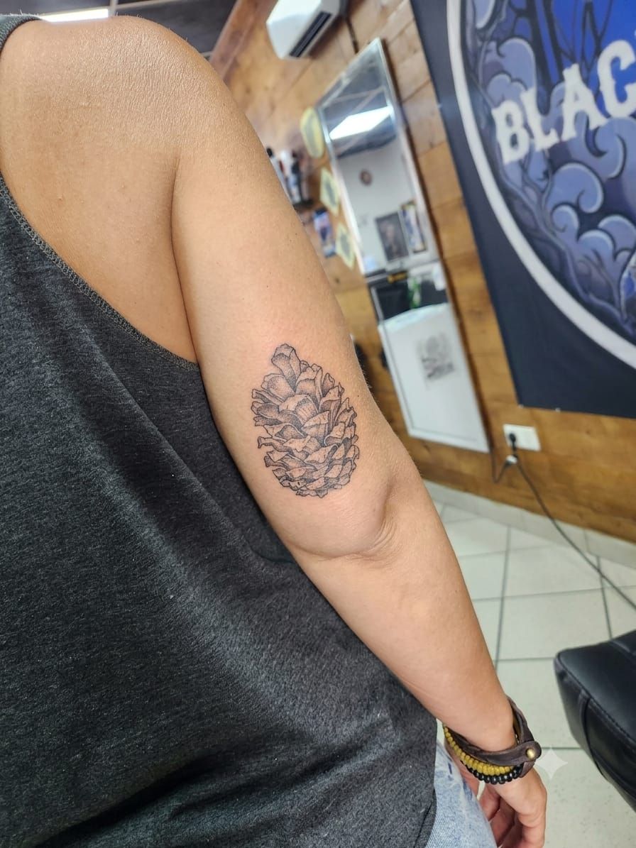 Tatouage pointillisme dot work réalisation nº84 — Black Chick Tattoo, studio de Tours-en-Savoie