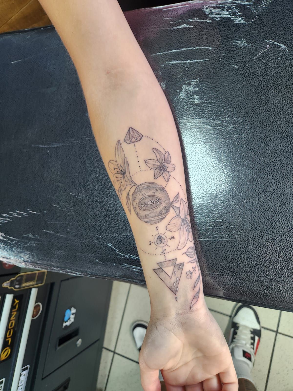 Tatouage pointillisme dot work réalisation nº89 — Black Chick Tattoo, studio de Tours-en-Savoie
