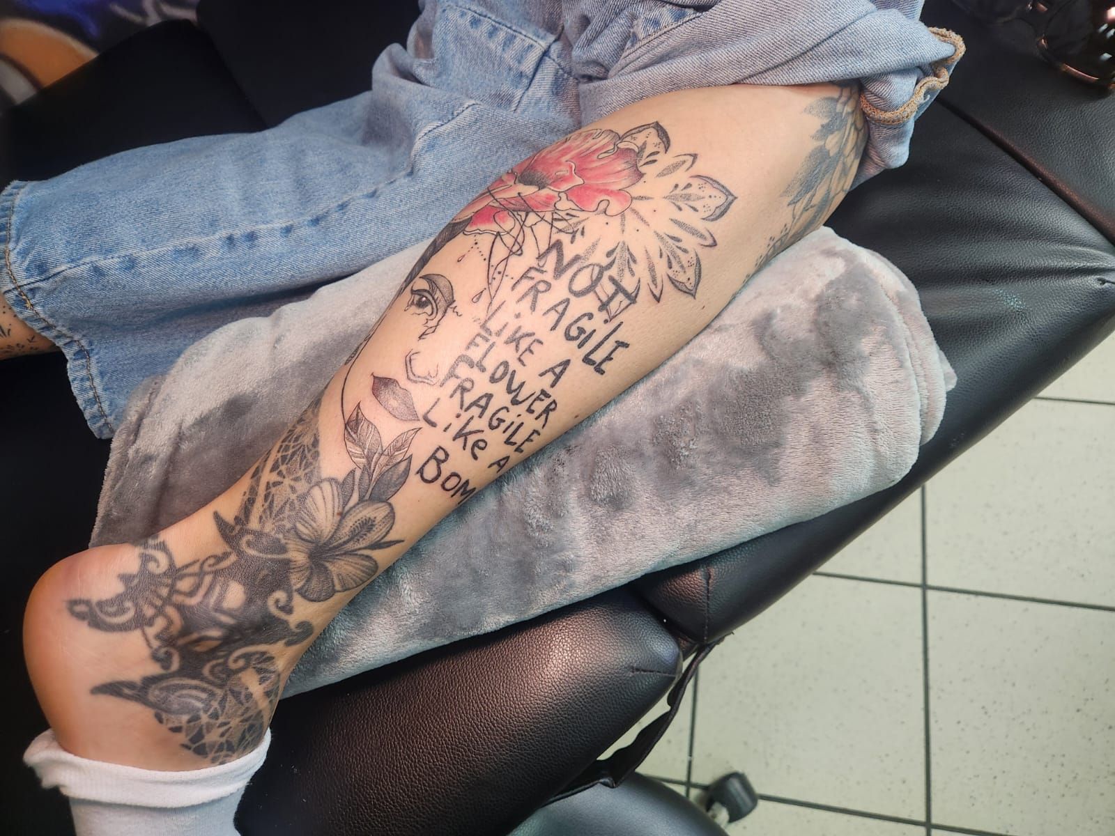 Tatouage pointillisme dot work réalisation nº90 — Black Chick Tattoo, studio de Tours-en-Savoie